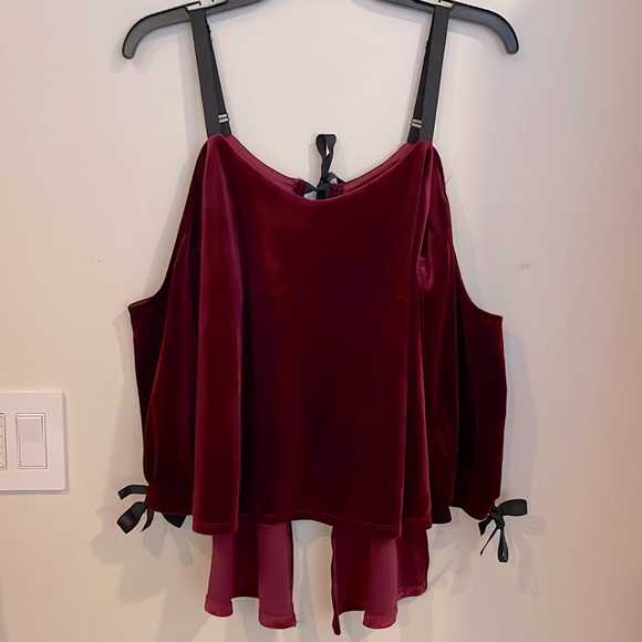 Romeo + Juliet Couture Cold Shoulder Open Back Velvet Top, M - Picture 3 of 5